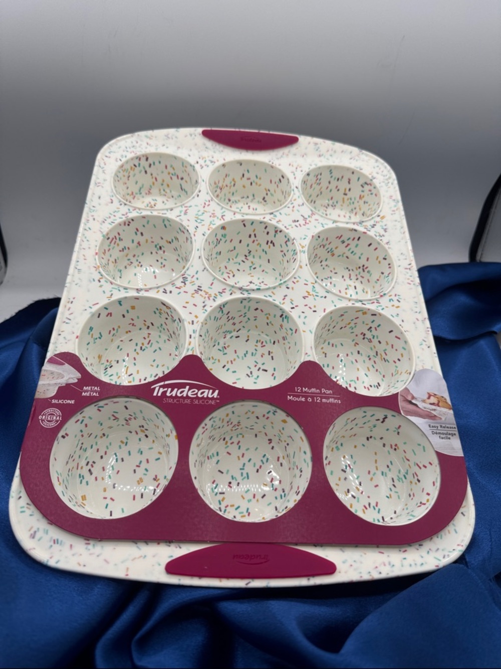 TRUDEAU Silicone 12-Cup Confetti Muffin Pan; White with Multicolor Sprinkles NWT